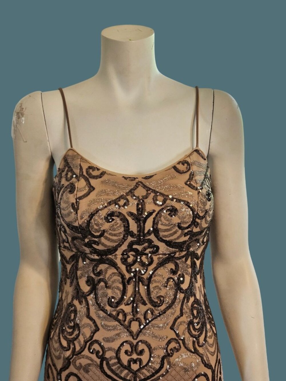 Betsy & Adam "Reese" Long Sequin Scoop Neck Gown Dress Women's Size 10 - Picture 5 of 12